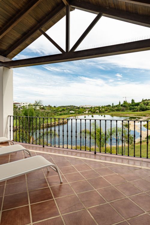 Estepona Villas For Sale next To Golf. Azata Golf Villas is a complex composed of 45 detached and semi-detached villas in a unique location, surrounded by lakes and greens in the middle of Azata Golf course.