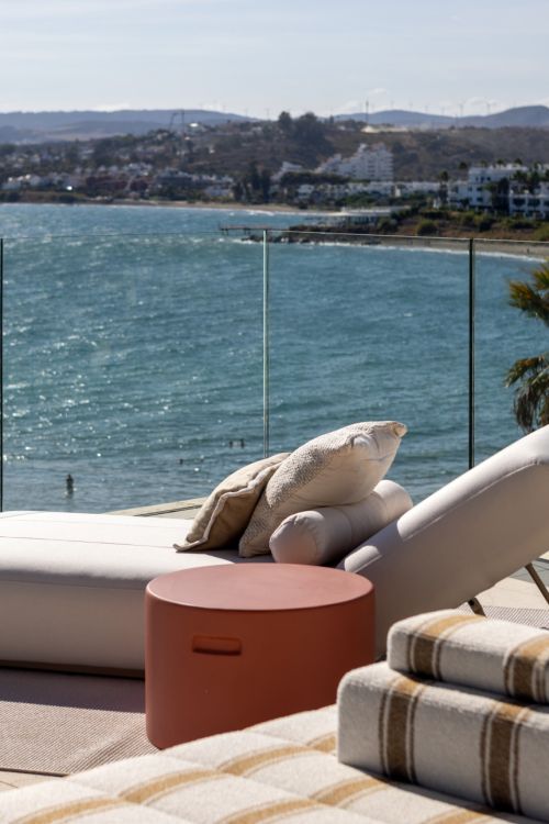 Ikkil Bay: acht luxe woningen aan het strand in Estepona, met ruime terrassen, zeezicht en voorzieningen van wereldklasse.
