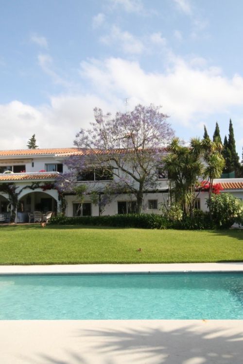 Classical large villa in lower Calahonda. Great investment opportunity!
