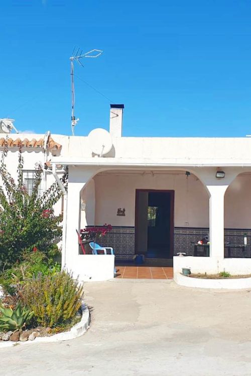 Casa rústica a buen precio con una gran parcela