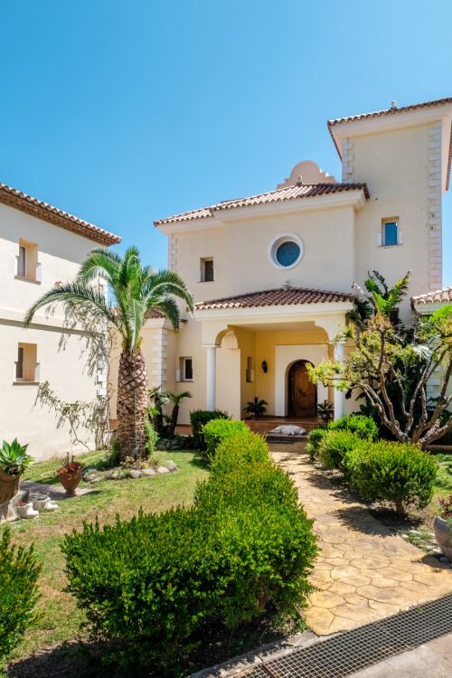 Fantastic villa set on a 60.000m2 plot in Estepona with mountain and sea views