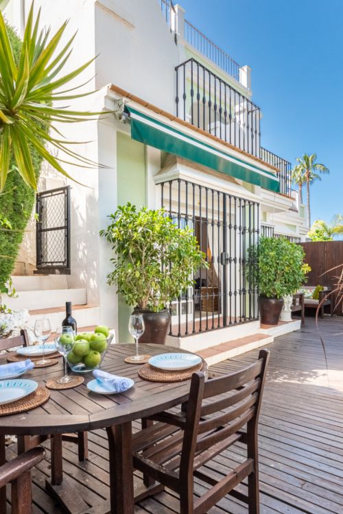 Una acogedora casa adosada de 2 dormitorios ubicada en un famoso Aloha Pueblo, Nueva Andalucía.