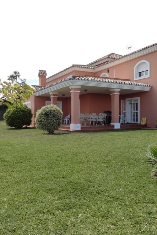 Villa for sale in Guadalobon, Estepona West