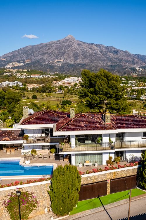 Fantastic villa with panoramic sea views walking distance to amenities in Nueva Andalucia