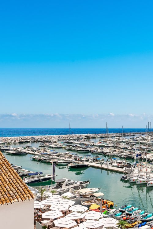 Un lujoso apartamento de diseño contemporáneo ubicado en el famoso puerto deportivo de Puerto Banús