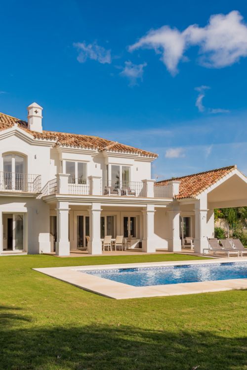 Hermosa villa de 4 dormitorios en venta con vistas al mar en Marbella Club Golf Resort, Benahavis