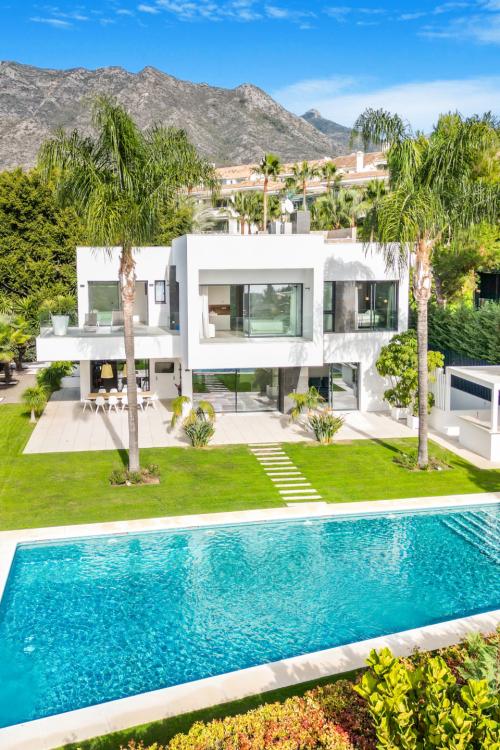 Incredible five bedroom, south facing villa in a quiet residential area of Rocio Nagueles, Marbella