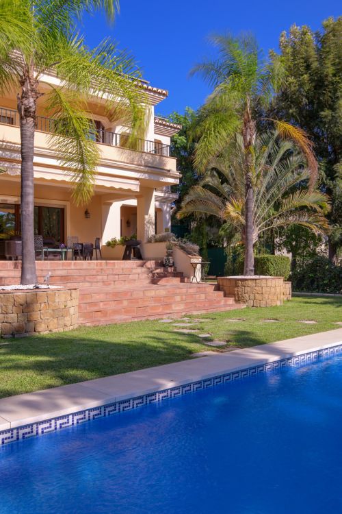 Villa en venta en Los Arqueros, Benahavis