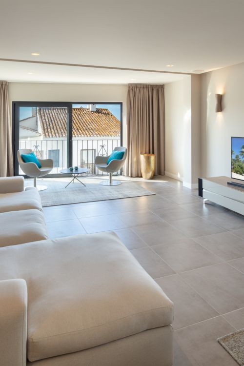 Renovated apartment on the first line of Puerto Banus, with sea views