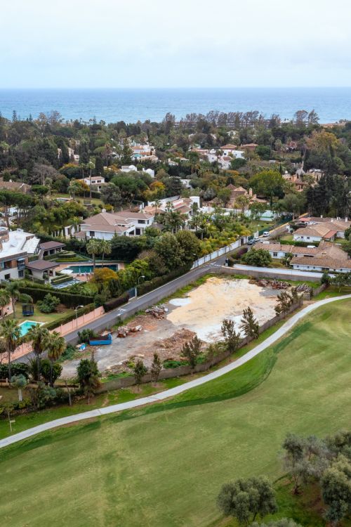 Se vende, en primera línea del campo de golf Guadalmina Baja, parcela de 3011m2