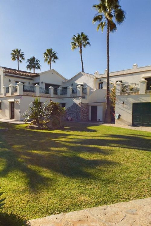 Villa for sale in El Padron, Estepona East