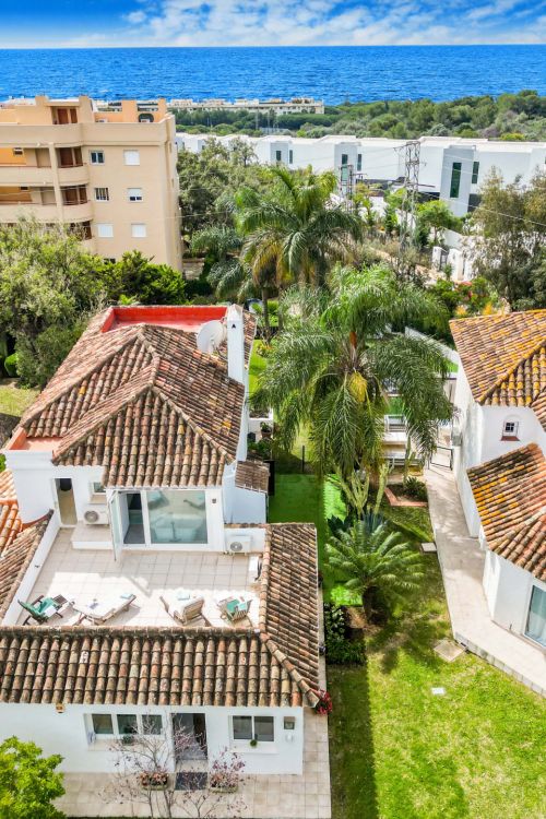 Wonderful four-bedroom villa located within a small gated community of Calahonda, Mijas Costa with guest apartment