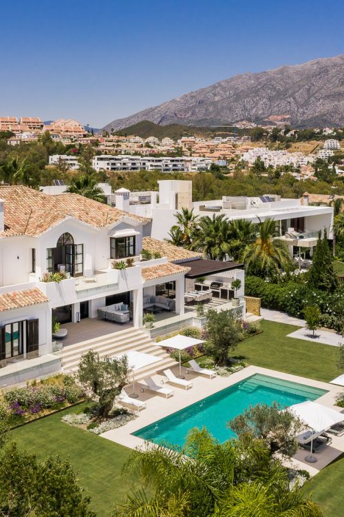 Villa moderna en venta diseñada por Miguel Tobal con vistas panorámicas al mar, Nueva Andalucía