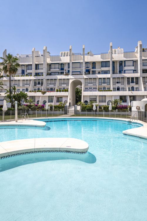 Exquisite 2-Bedroom Ground Floor Duplex in Marbella House – Prime Location Steps from the Beach