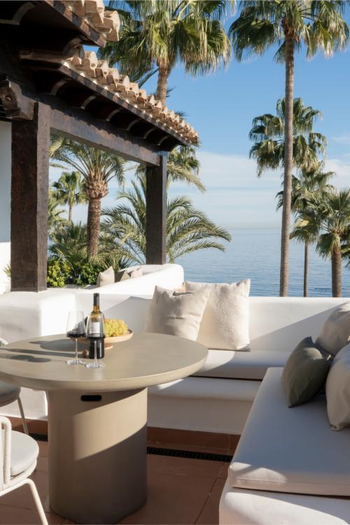 Ático Dúplex en primera línea de playa recientemente reformado y con impresionantes vistas al mar en Estepona.