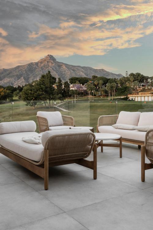 Elegante adosada completamente reformada en Nueva Andalucía con espectaculares vistas de La Concha y Aloha Golf