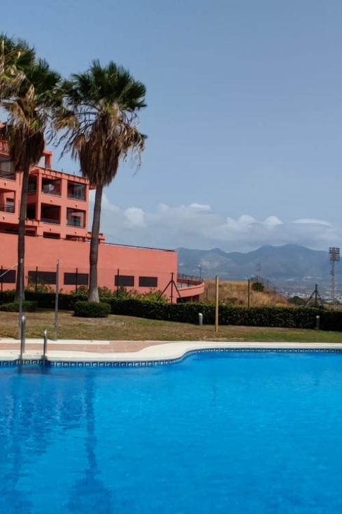 Apartamento con 2 dormitorios y 1 baño, esquina, bajo elevado
