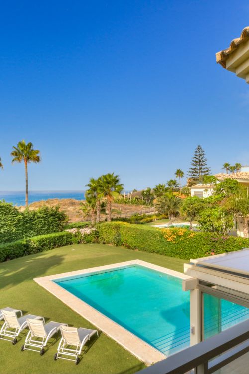Inmaculada villa frente a la playa de cinco dormitorios situada en El Rosario, Marbella Este con increíbles vistas al mar