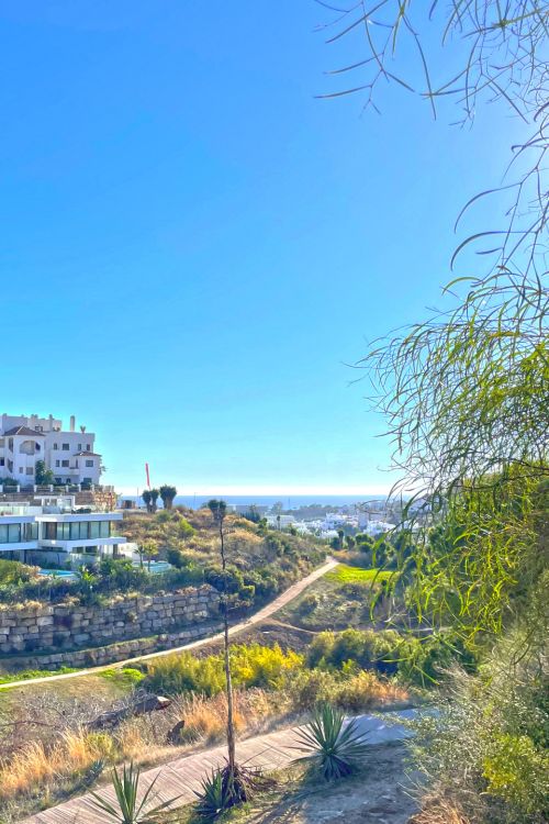 Parcela resedencial orientada al sur en venta en La Resina Golf, Estepona con vistas al mar