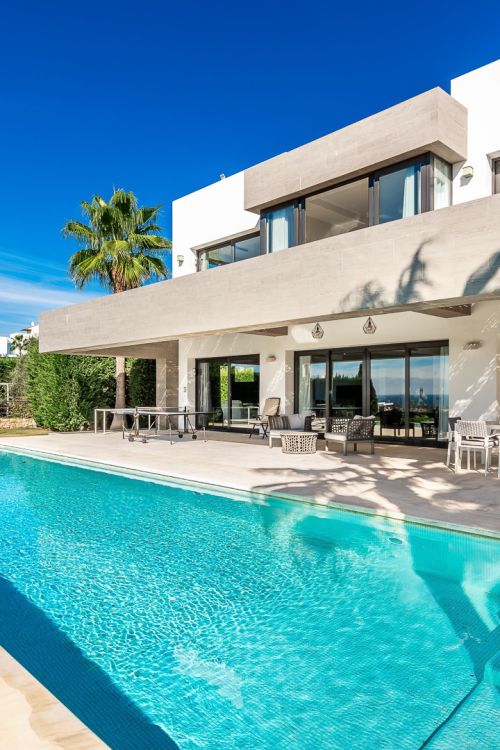 Villa moderna con vistas al mar y ubicación privilegiada en el campo