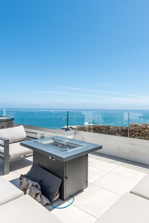 Modern penthouse with breath-taking views. Located in the lower part of Higueron, close to the beach and amenities.