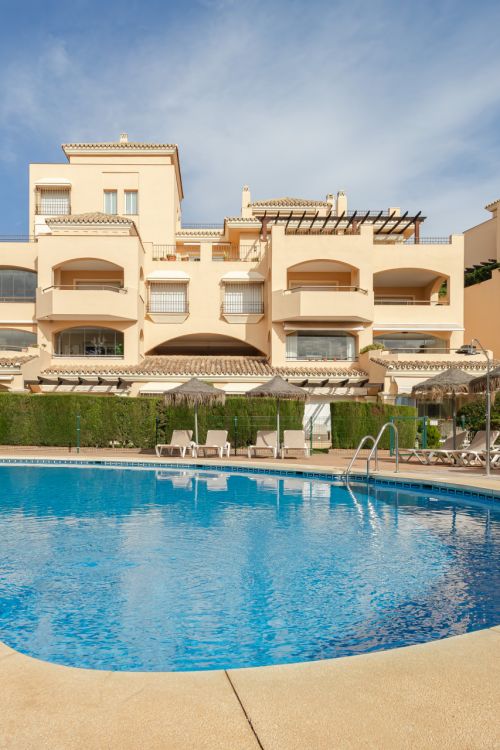 Wonderful three-bedroom ground floor apartment in the gated community Hacienda Elviria