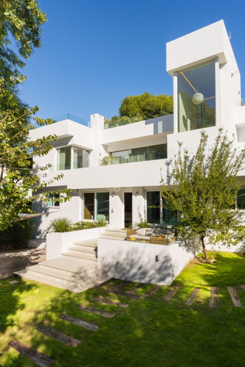 Modern Luxury in Lower Nueva Andalucía – A Must-See Villa!