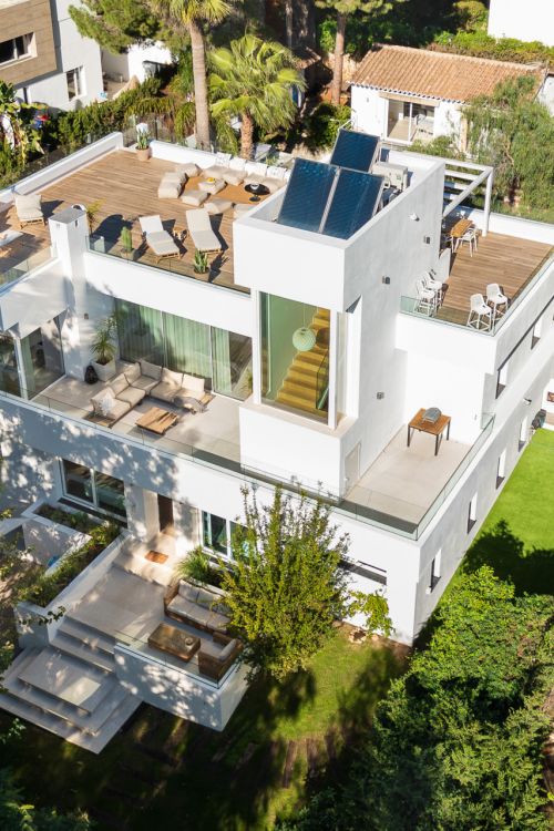 Modern villa with 6 bedrooms in lower Nueva Andalucía!