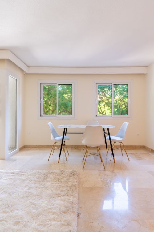 Apartamento Renovado de 3 Habitaciones en el Corazón de Marbella, a 100 Metros de la Playa
