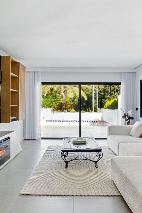 Espectacular apartamento de tres dormitorios recientemente renovado con un lujoso diseño y calidades de lujo, en Kings Hills, en la Milla de Oro de Marbella