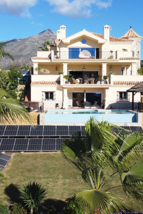 Impresionante villa de cuatro dormitorios en el codiciado corazón del “Valle del Golf” con vistas panorámicas
