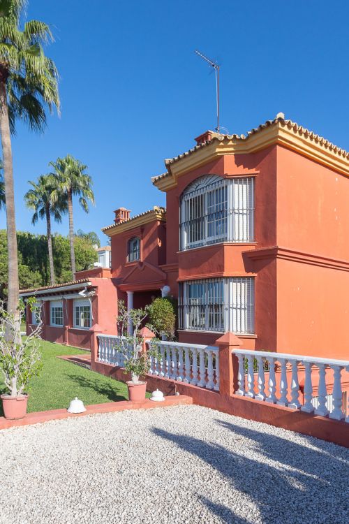Villa with sea views in Seghers, Estepona