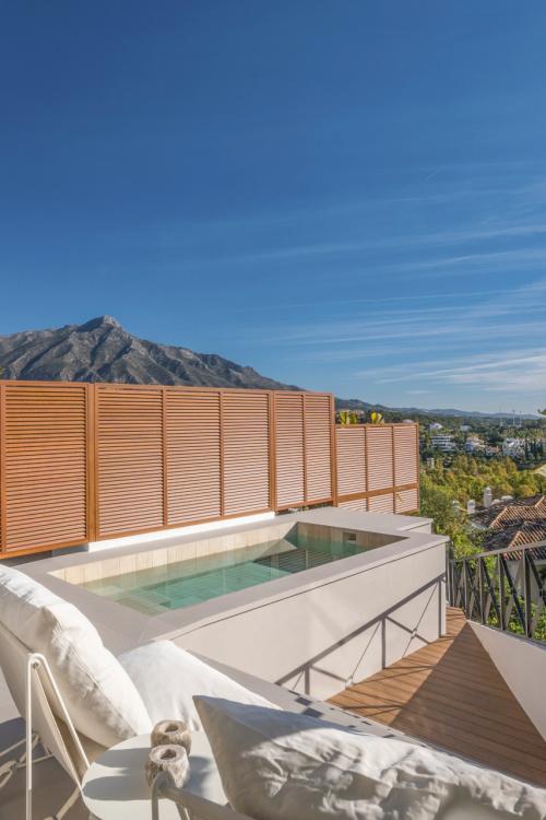 Renovated 3 Bedroom Apartment with private pool, sea & mountain views in Nueva Andalucía