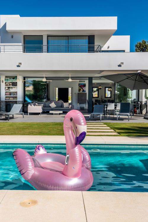 This contemporary four-bedroom detached villa, located in Atalaya Isdabe, is a perfect blend of comfort and luxury