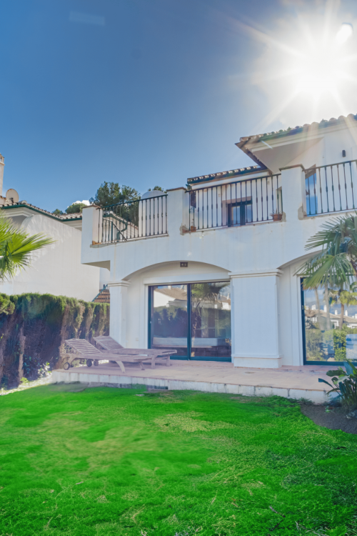 Encantadora Villa de tres dormitorios en una urbanización cerrada de Riviera Del Sol