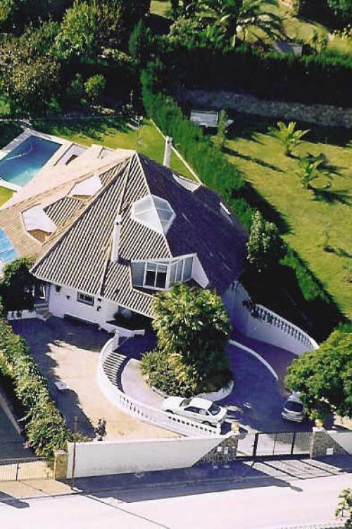Spacious villa full of character and endless potential in Bel Air, Estepona!