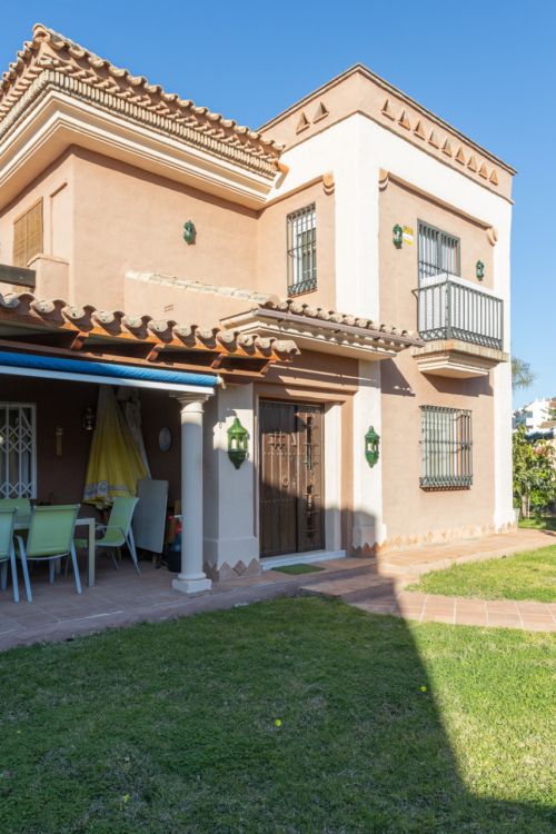 Villa for Sale in Las Petunias, San Pedro de Alcántara – Excellent Investment Opportunity