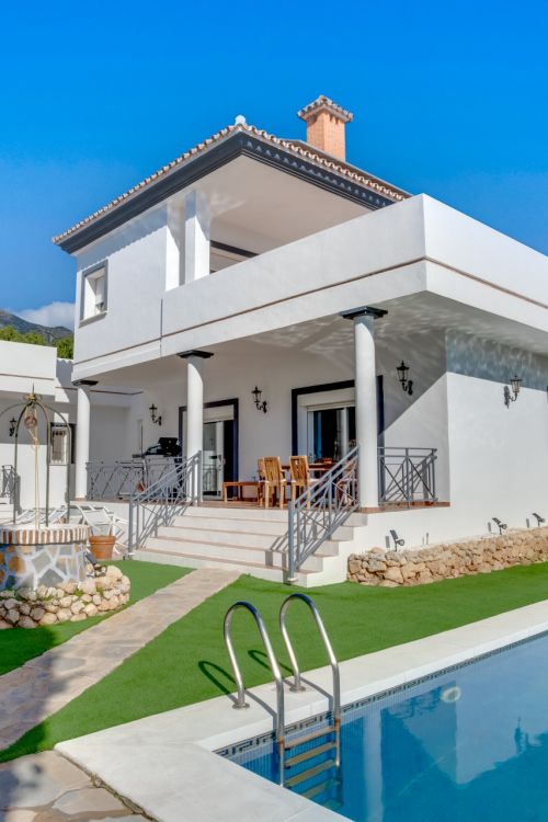 Amplia villa orientada al sur en Xarblanca, Marbella con vistas al mar.
