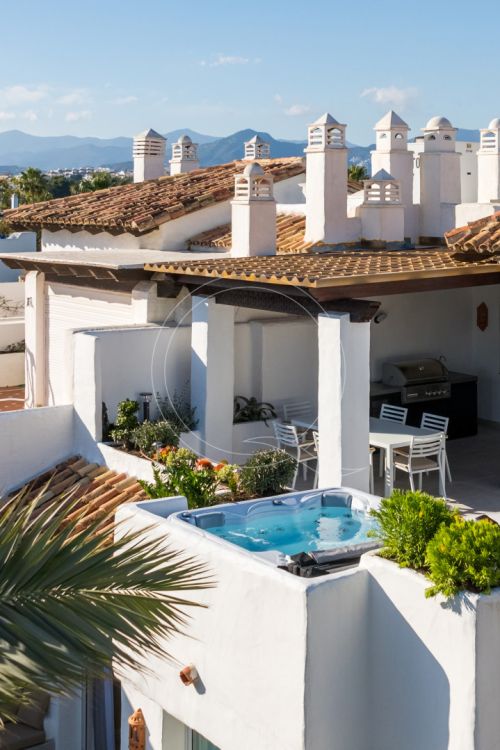 Ático dúplex impresionante en primera línea de playa en la codiciada zona de Puerto Banús.