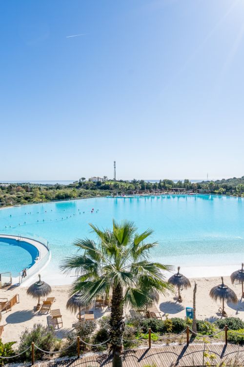 Hermoso apartamento reformado con un gran jardín en Alcazaba Lagoon