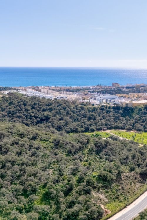 Parcela versatil cerca de la playa con impresionantes vistas al mar y la montaña