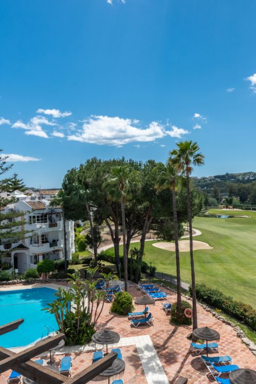 Ático actualizado en Mijas Golf con vistas impresionantes.
