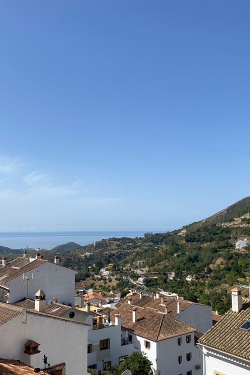 Beautiful house on the outskirts of the village, with plenty of renovation possibilities and stunning views of the sea and the mountains