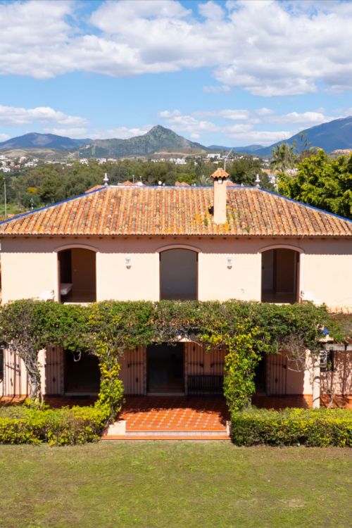 Beachside Villa for sale in Paraiso Barronal, Estepona