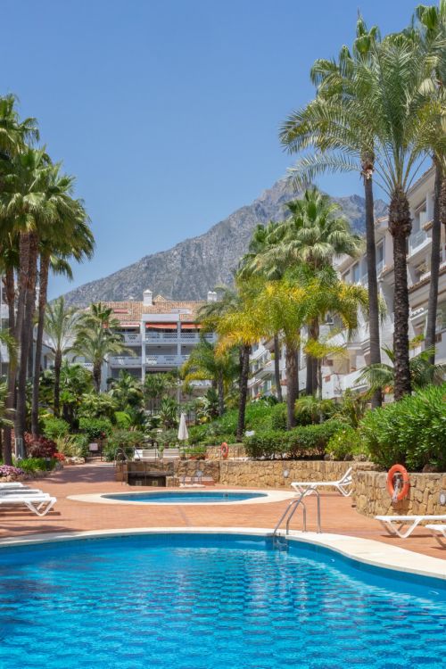 Uitstekend, volledig gerenoveerd, drie slaapkamer eerste verdieping appartement op Marbella