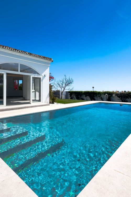 Villa andaluza con vistas panorámicas al mar y gran parcela privada en Hacienda Guadalupe, Manilva