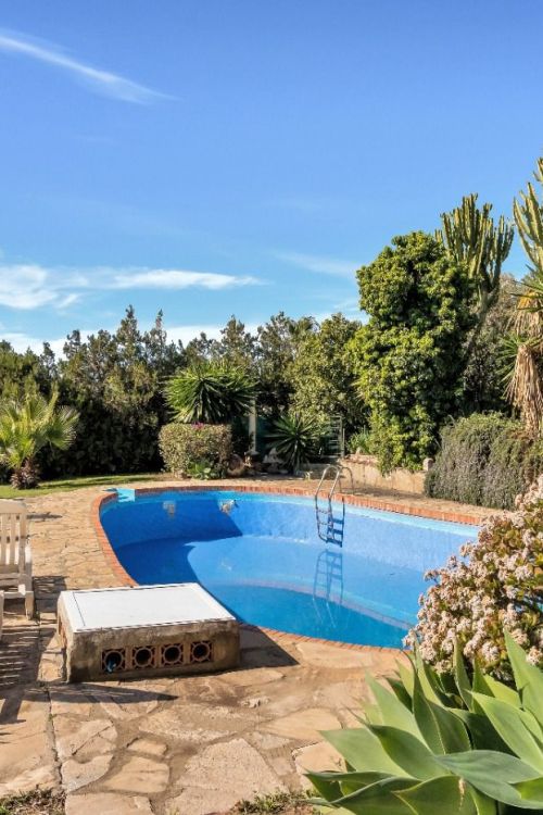 Investment opportunity: two “sister” houses with large garden in Atalaya Golf, Estepona.