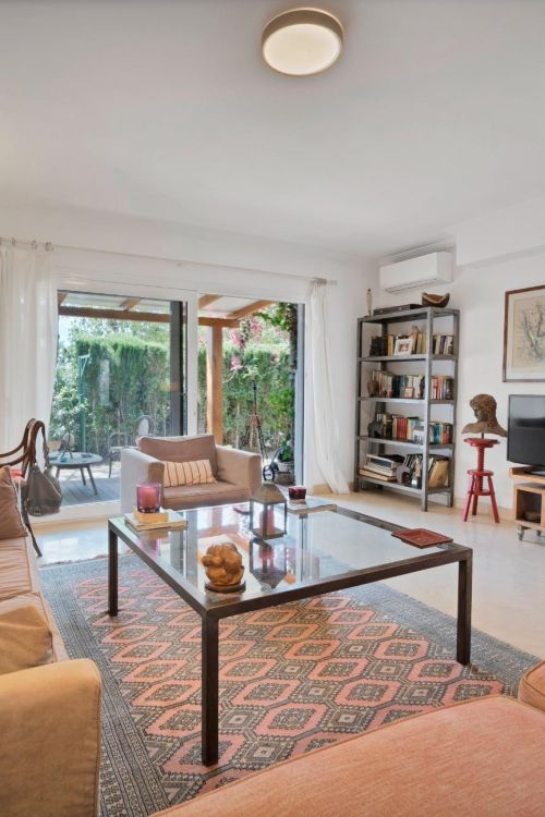 New on the Market! Semi-detached house in Nagüeles – 4 bedrooms, perfect for families. Ideal renovation project.