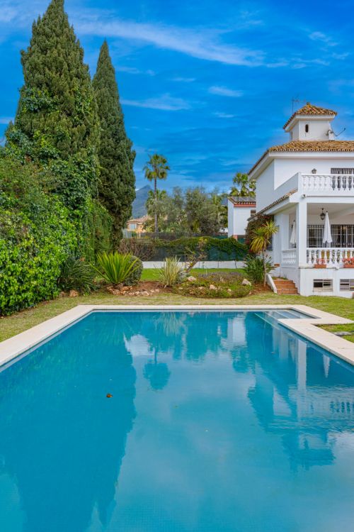 Exclusive luxury villa in Valdeolletas, Marbella, with stunning views of the sea and La Concha mountain. Set on a double plot of over 990 m², it features 6 bedrooms, 3 bathrooms, a private pool.
