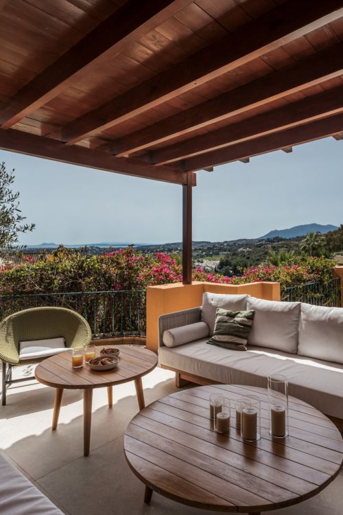 Impresionante apartamento de cuatro dormitorios recientemente renovado en Les Belvédères, Nueva Andalucía.